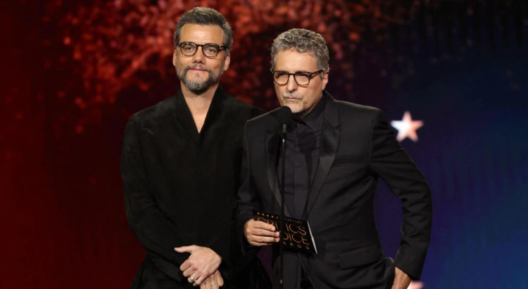 Wagner Moura e Kleber Mendonça Filho no Critics Choice Awards 2026 ao receber prêmio por O Agente Secreto