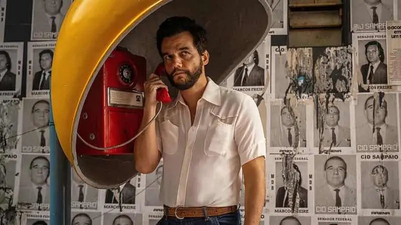 Wagner Moura em cena marcante de O Agente Secreto, drama político brasileiro