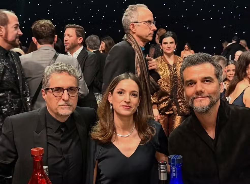 Wagner Moura e Kleber Mendonça Filho no Critics Choice Awards 2026 ao receber prêmio por O Agente Secreto