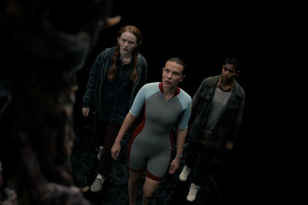 Sadie Sink as Max Mayfield, Millie Bobby Browncomo Eleven, e Linnea Berthelsen como Kali em 'Stranger Things' temporada 5